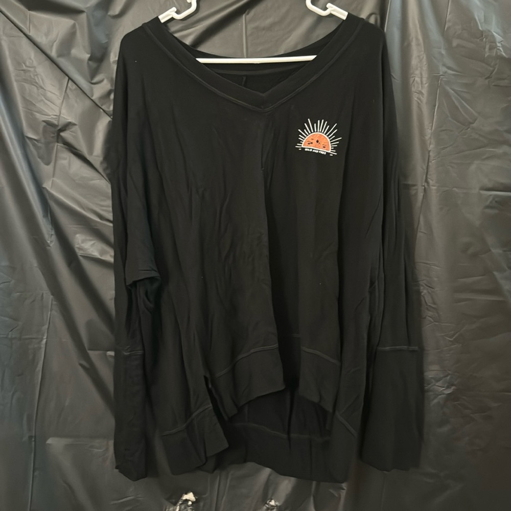 V-neck Black sweater, w/ a sun “wind and free”